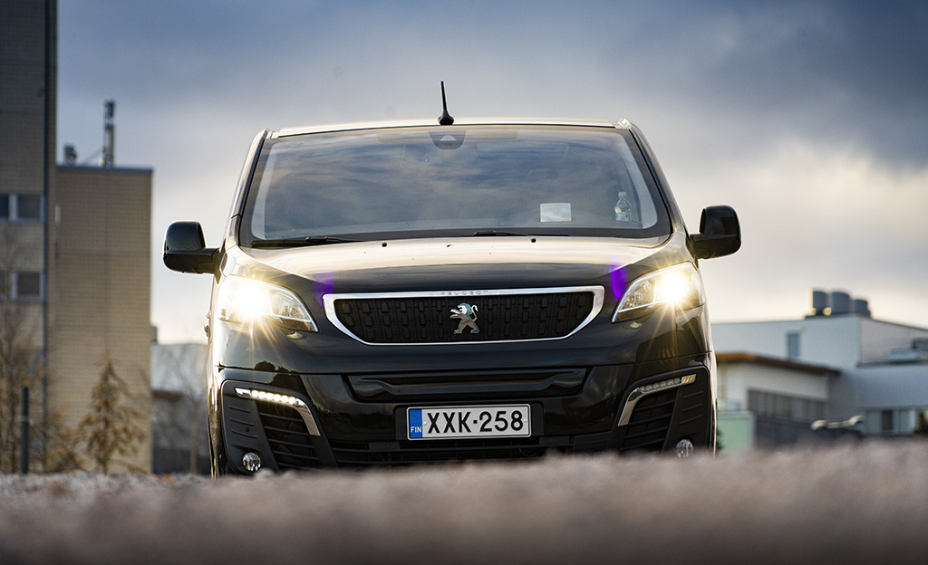 Aivan hillittömät tilat – koeajossa monen perheen unelma-sähköauto Peugeot e-Traveller