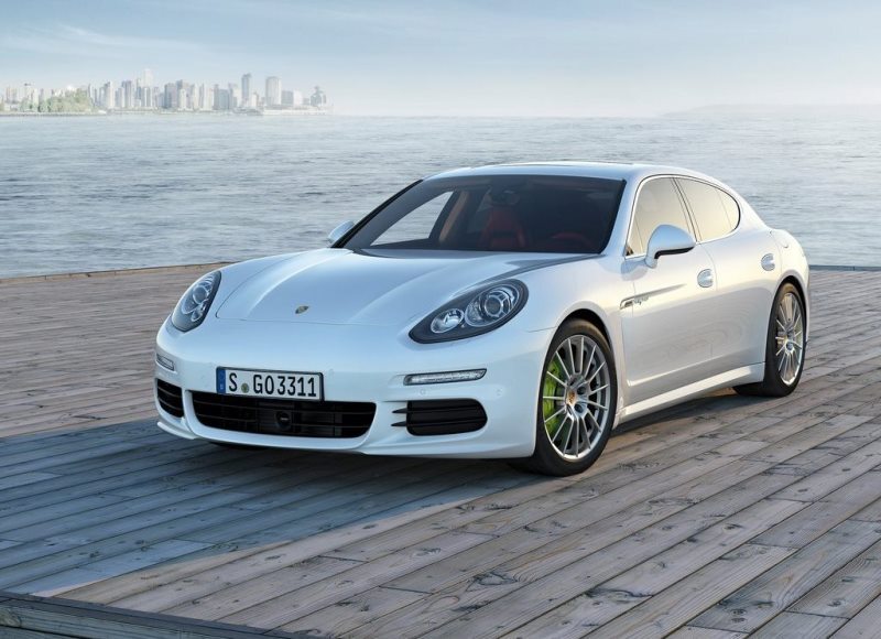 Autoesittely Porsche Panamera 2013