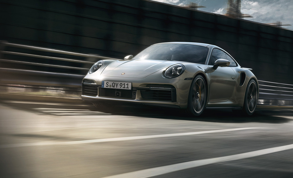 Moottorin murinasta ja pakoputkien paukkeesta pitäville – Porsche 911 Turbo S on bensalenkkareiden uusi märkä päiväuni