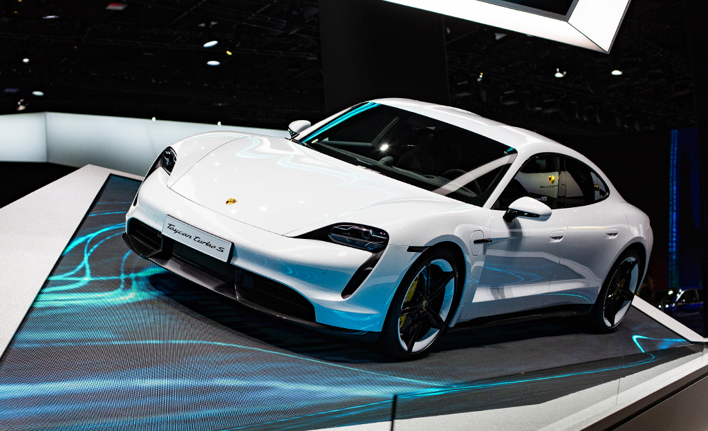 Sähköauto Porsche Taycan tykittää hurjat lukemat 1050 Nm ja 761 hv –  mutta onko se urheiluauto?