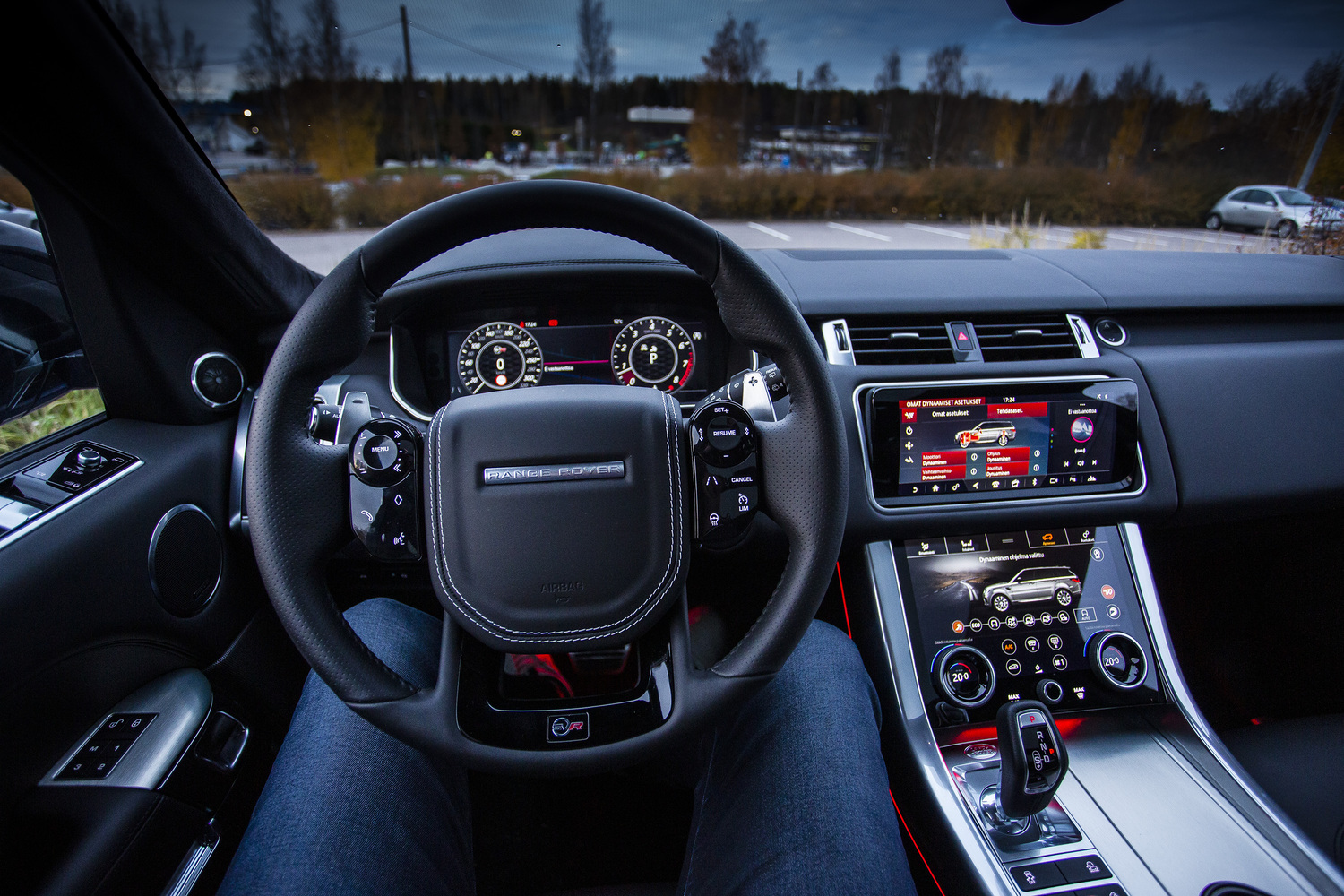300 000 euron edestä pakoäänipornoa – istuisitko rajun Range Rover Sport SVR:n ohjaimiin?