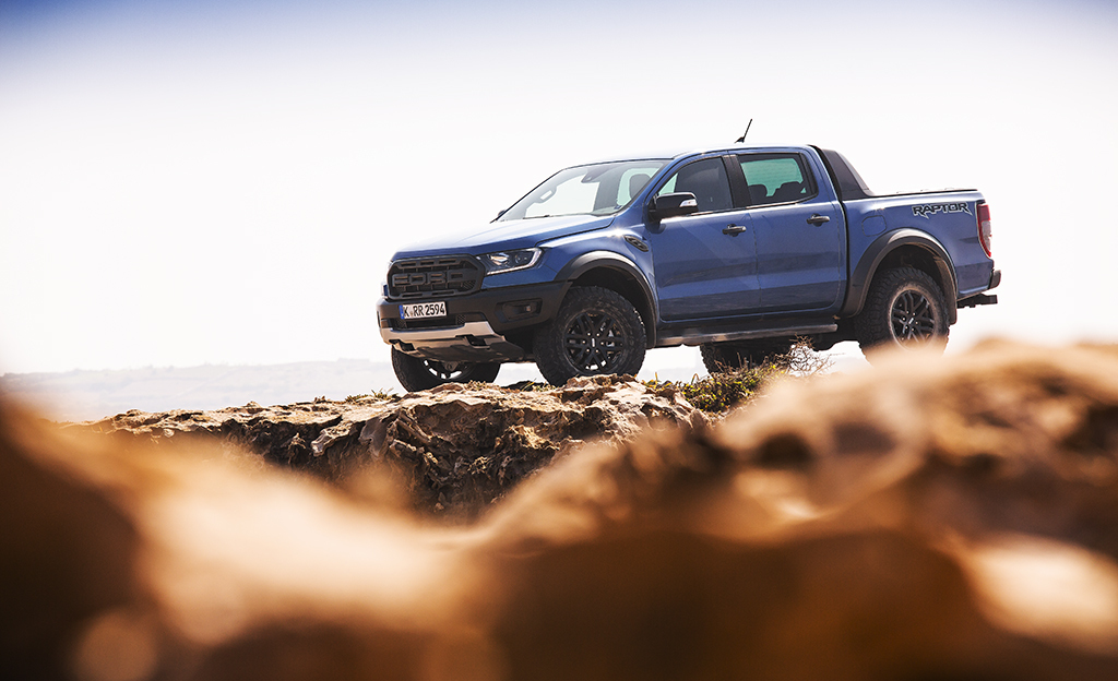 Koeajossa Ford Ranger Raptor (vm. 2019) – oman tiensä kulkija