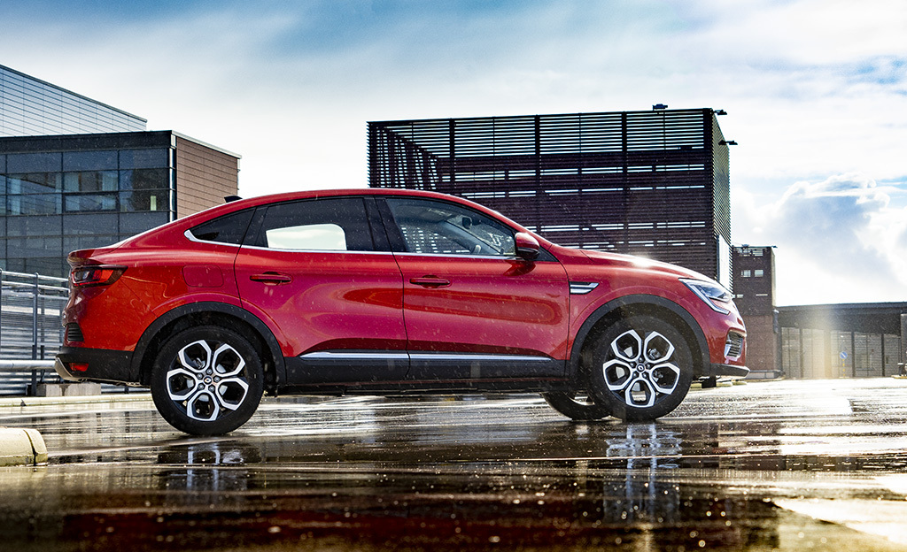 Koeajossa muotoilulla leikittelevä Renault Arkana – itselataava hybridi yllätti iloisesti ajettavuudellaan