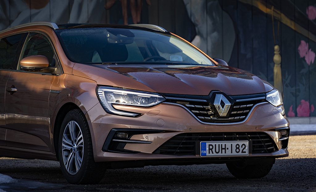 Koeajossa Renault Megane E-TECH Plug-in hybrid – onko ”ihmehybridi” nimensä veroinen?