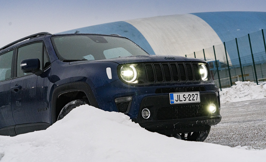 Koeajossa omalaatuinen lataushybridi Jeep Renegade 4xe – kyvykäs neliveto vie hankeen ja sieltä pois