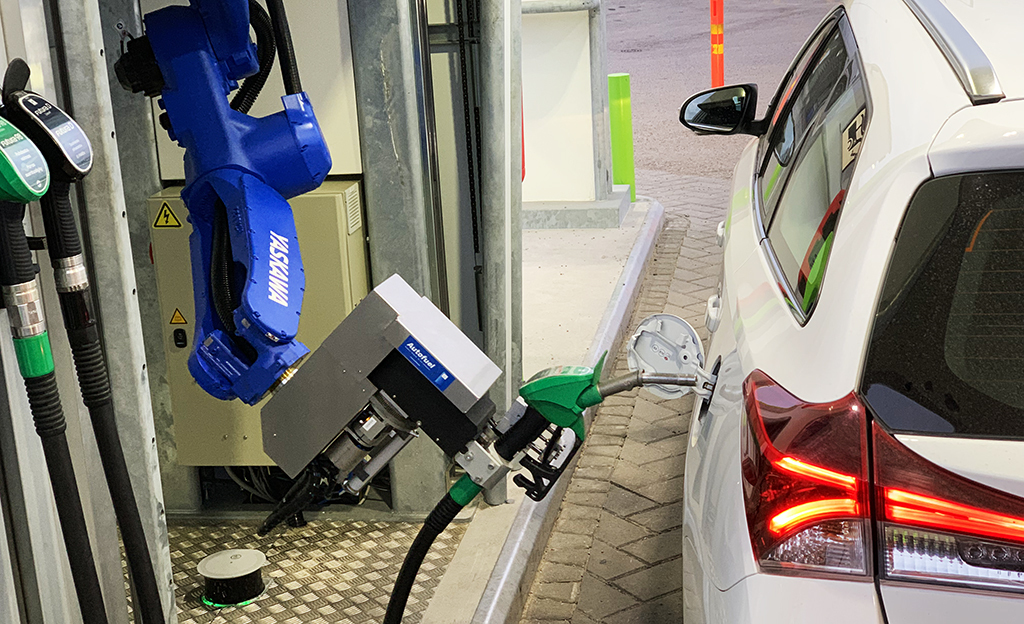 Tällainen on tulevaisuuden huoltoasema: robotti tankkaa ja ostokset hoituvat automaateista
