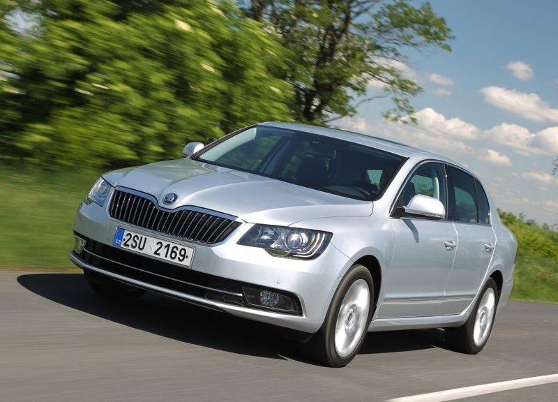 Autoesittely Skoda Superb 2013