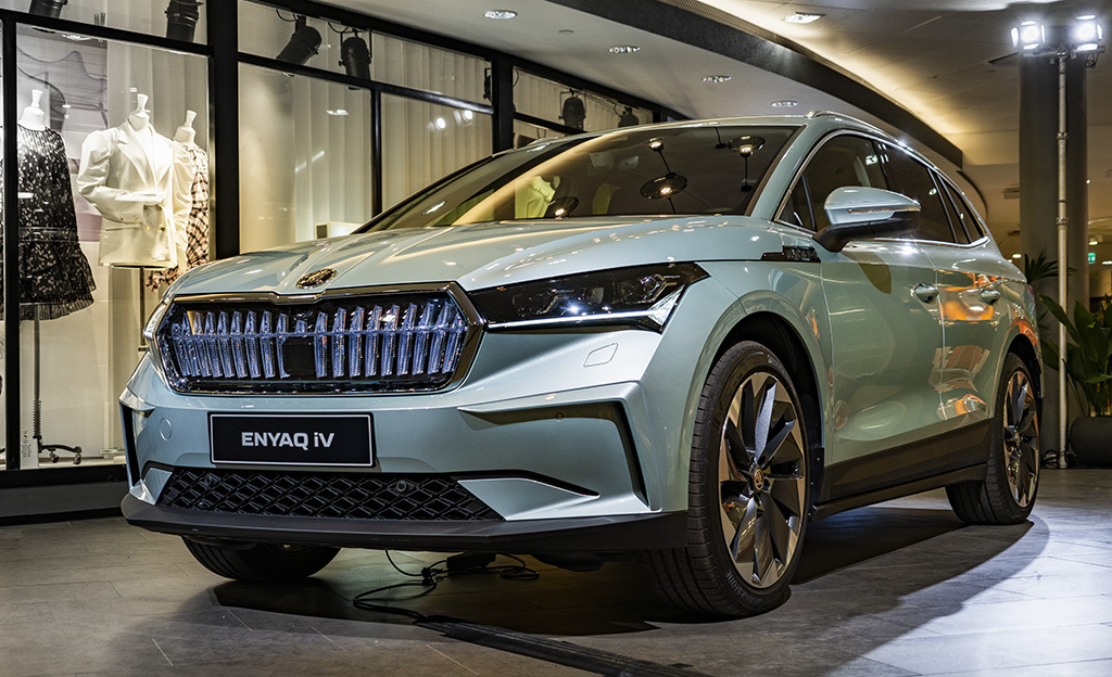 Vaikuttava ilmestys: Škoda Enyaq iV ensiesittelyssä – ensi vuoden sähköinen myyntitykki?