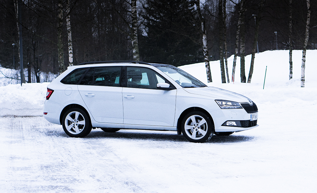 Katso kuvat ja video: Skoda Fabian 2019 tavaratila on nerokkaan toimiva