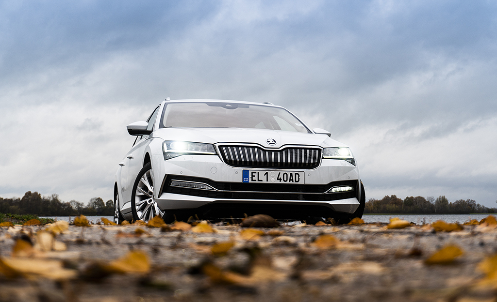 Koeajossa Skoda Superb iV -plugin-hybridi – hinta yllättää positiivisesti