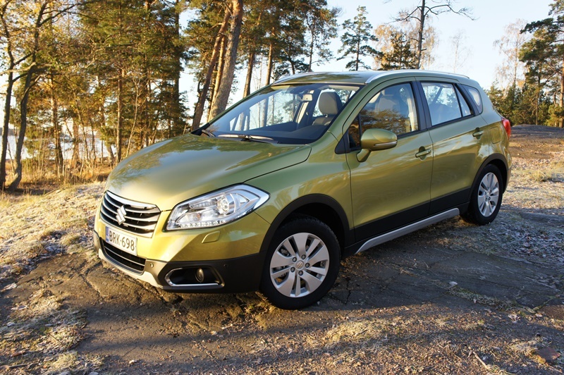 Autoesittely Suzuki SX4 S-Cross 2013