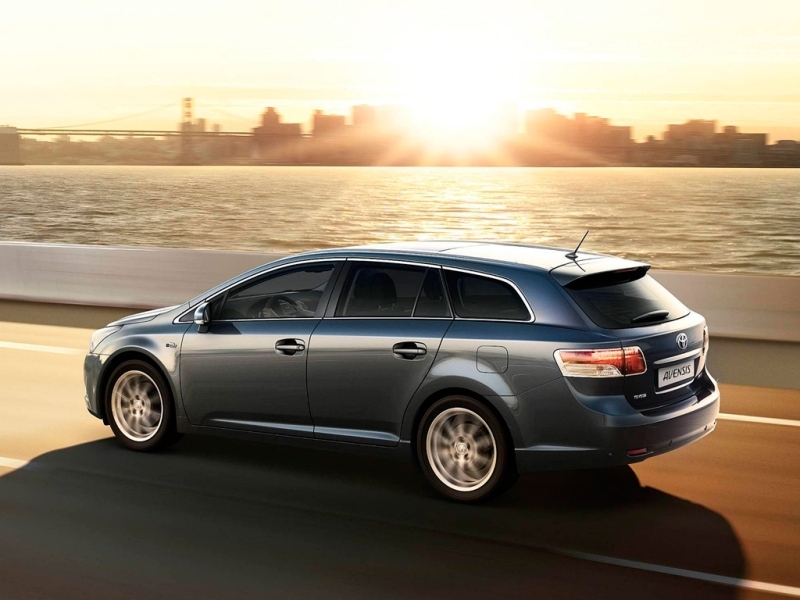 Autoesittely Toyota Avensis (2011)