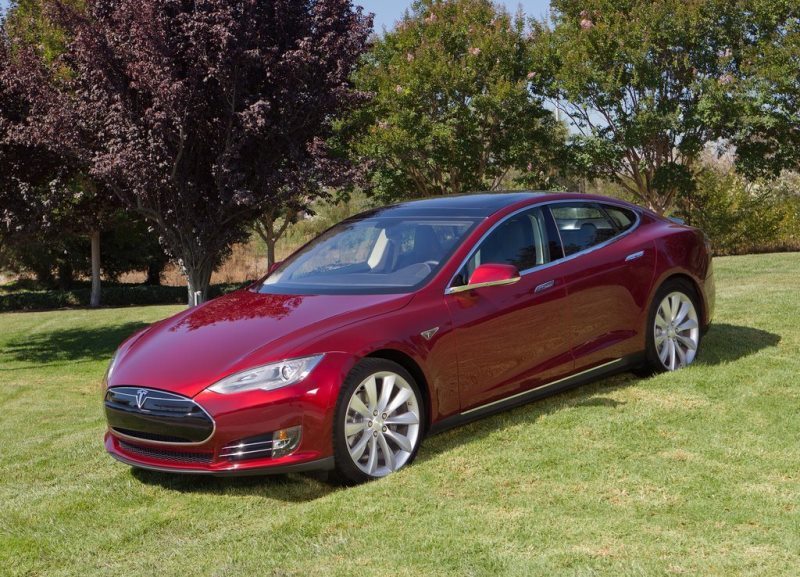 Autoesittely Tesla Model S 2014