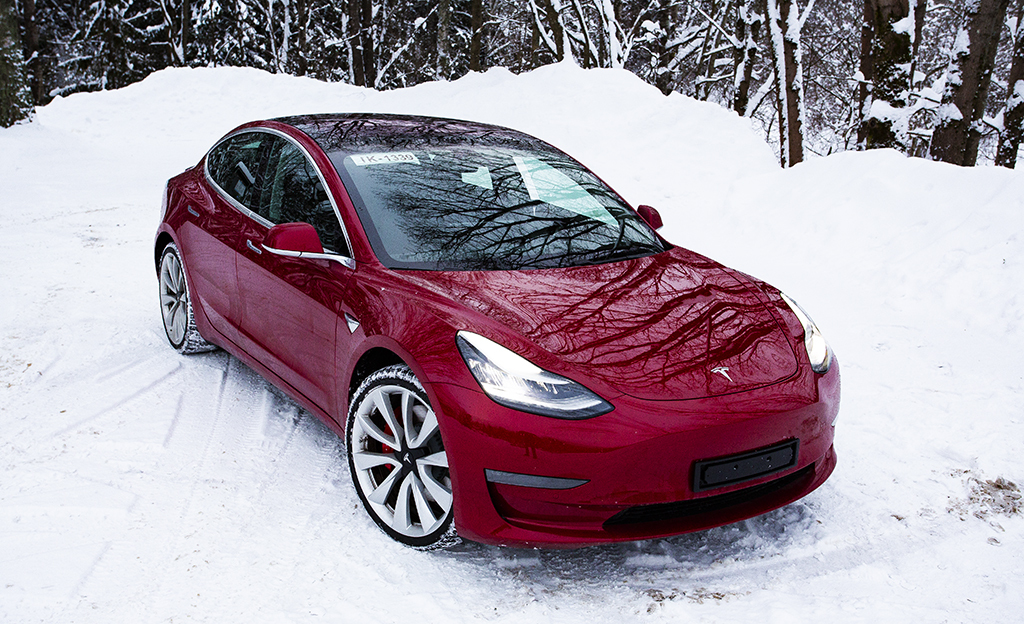 Koeajo: Tesla Model 3 Suomen talvessa – jättää lähes sanattomaksi
