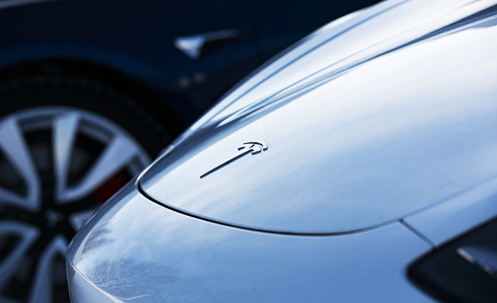 Onko rytinä alkanut? Tesla Model 3 pyyhkäisi Euroopassakin saksalais-premiumien ohi