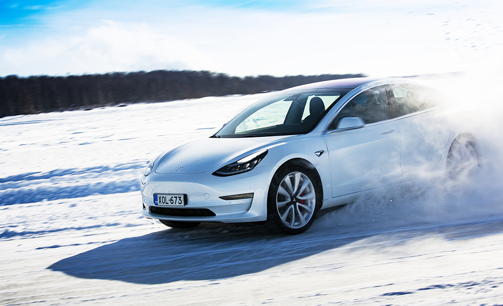 Driftaus Tesla Model 3:lla sujuu kuin tanssi – salaisuus ainutlaatuisessa pidonhallinnassa