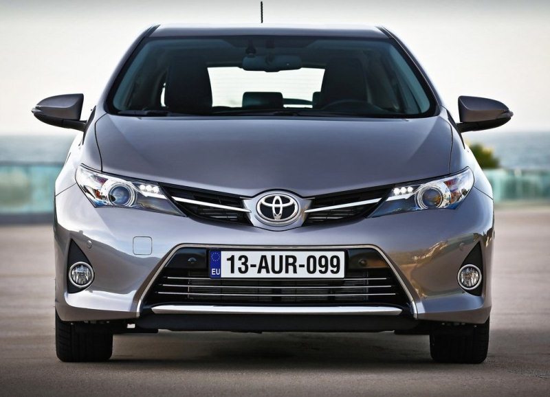Autoesittely Toyota Auris 2013