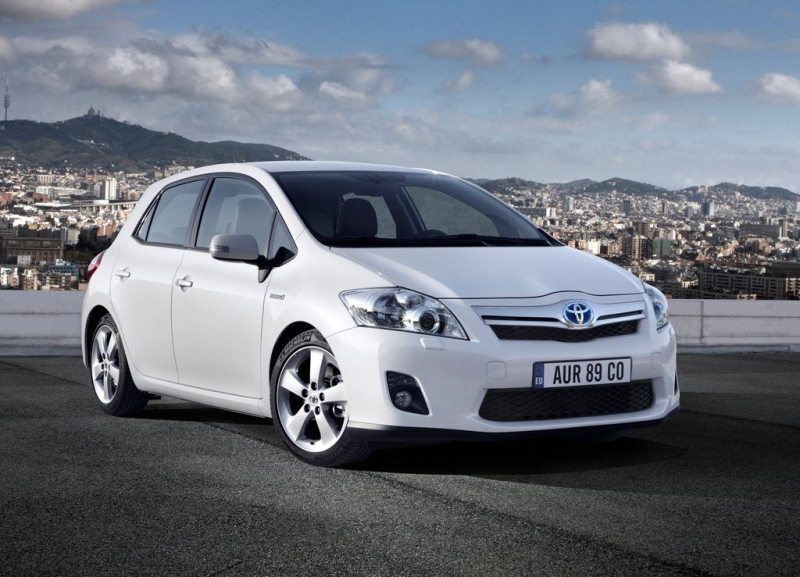 Autoesittely Toyota Auris 2007-2012