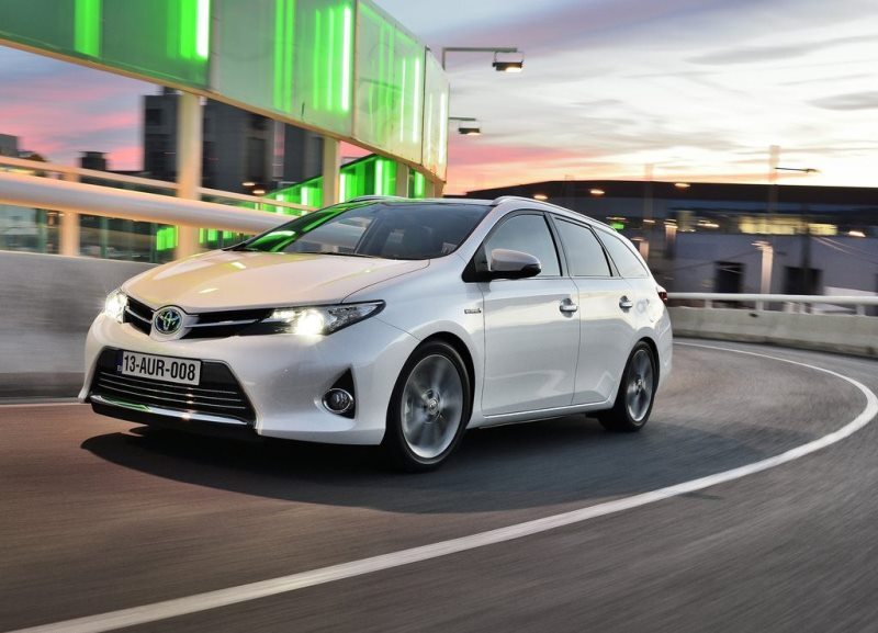 Autoesittely Toyota Auris Touring Sports 2013
