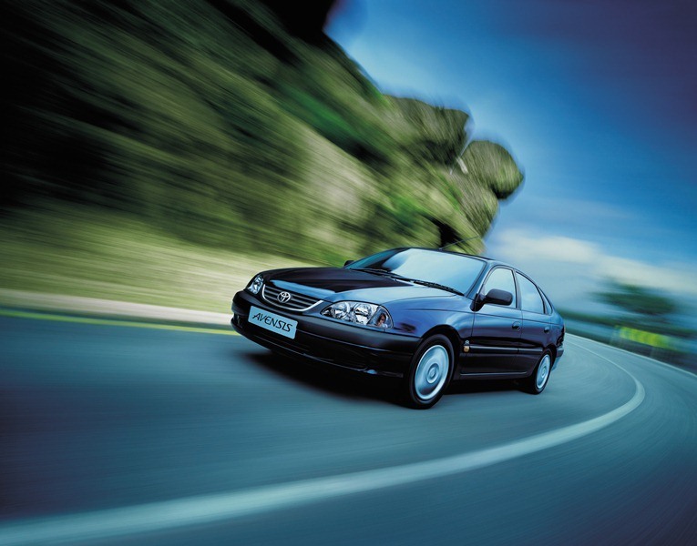 Autoesittely Toyota Avensis 1997-2003