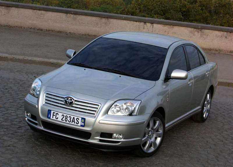 Autoesittely Toyota Avensis 2003-2010
