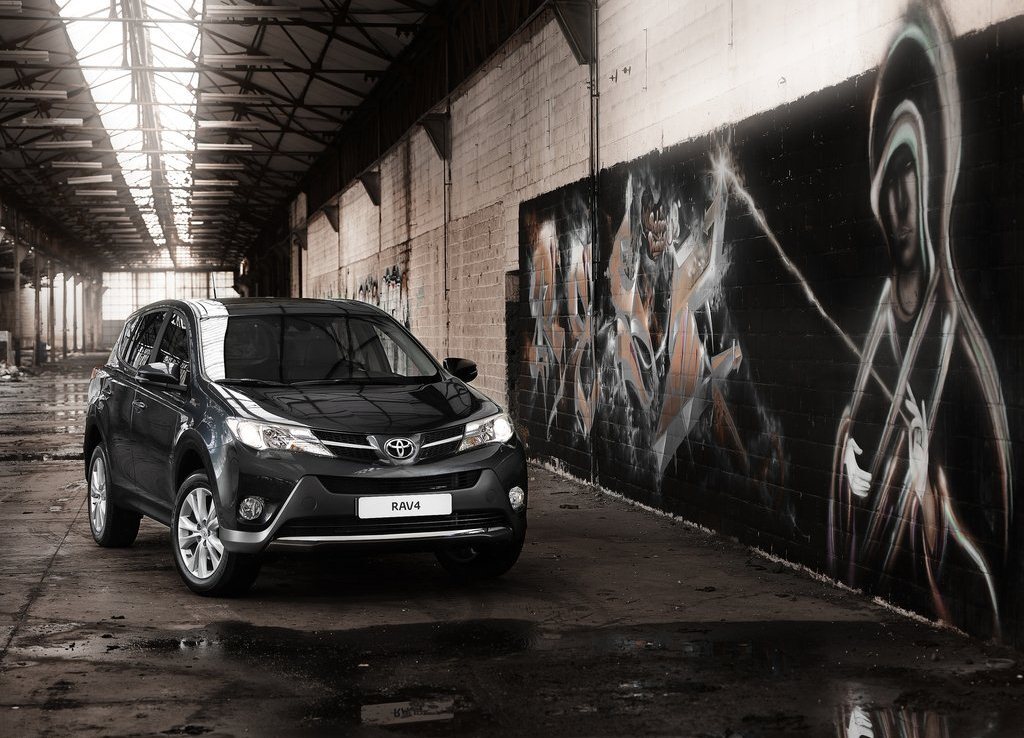 Autoesittely Toyota RAV4 2013