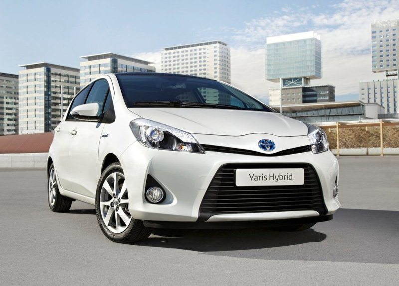 Autoesittely Toyota Yaris hybrid 2012