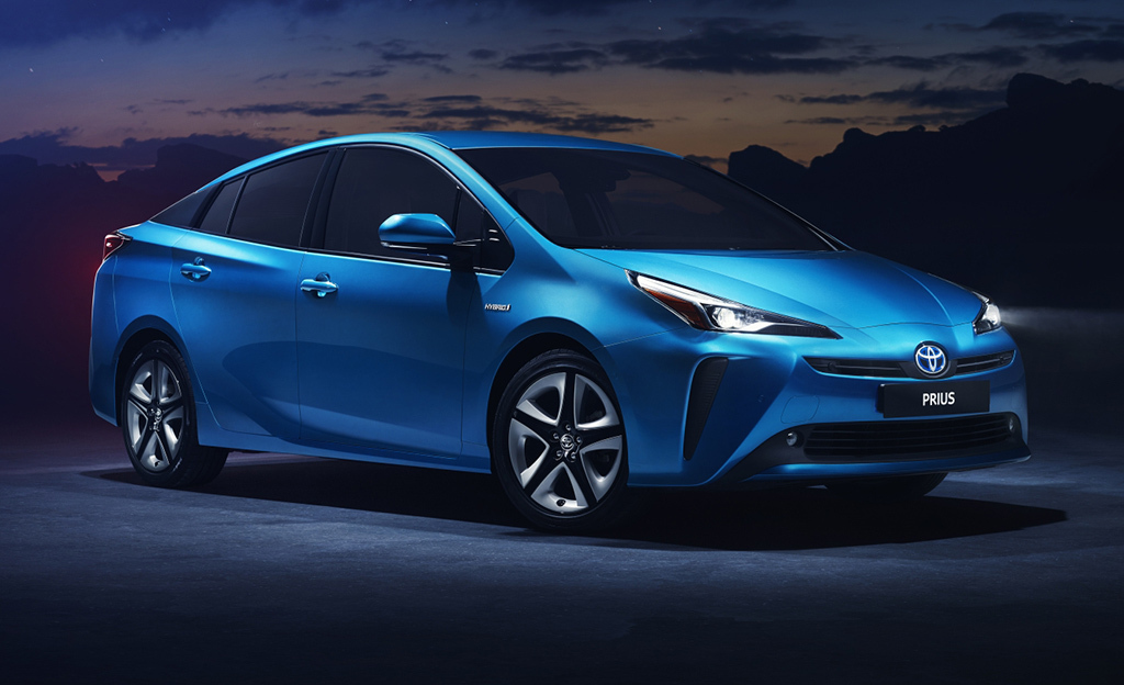 Toyota Prius uudistuu – hybridi tuodaan Suomeen vain nelivetoisena