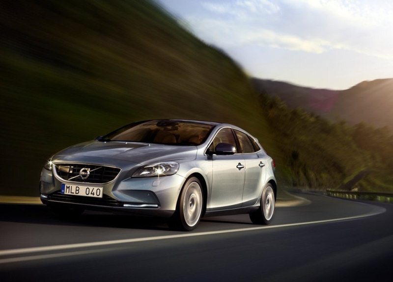 Autoesittely Volvo V40 2012
