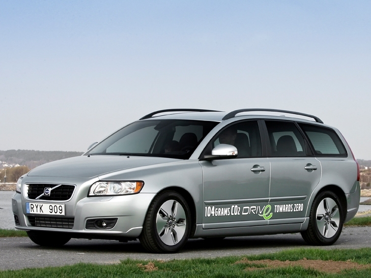 Autoesittely Volvo V50 2009