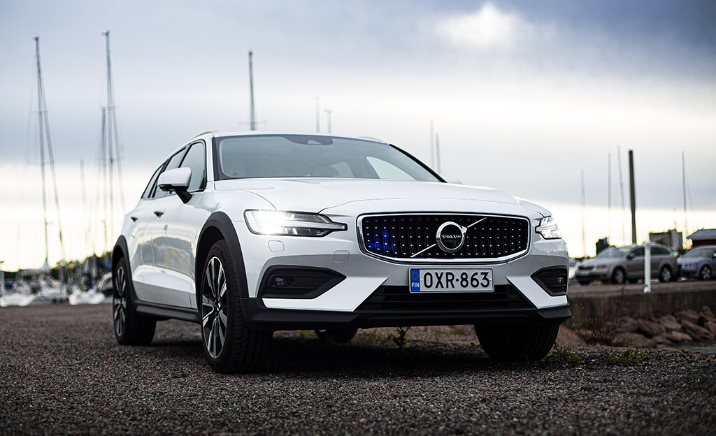 Koeajossa korotettu Volvo V60 Cross Country – hienosti hiottu ja käytännöllinen kokonaisuus