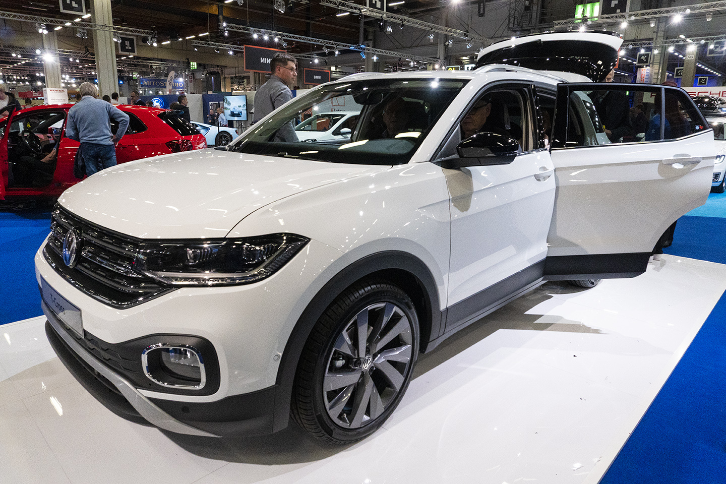 VW:n uuden katumaasturin hinnat alkavat alle 20 000 eurosta – mukana kokoluokassa harvinaiset liukuvat takapenkit