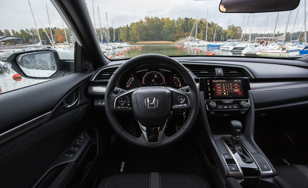 Honda Civic ohjaamo