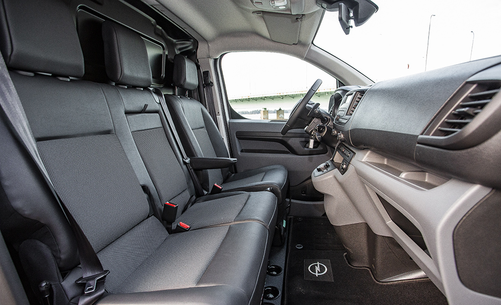 Opel Vivaro ohjaamo
