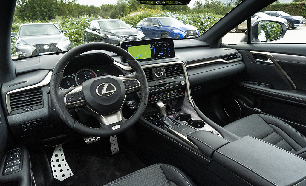 Lexus RX 450h matkustamo ja ohjaamo