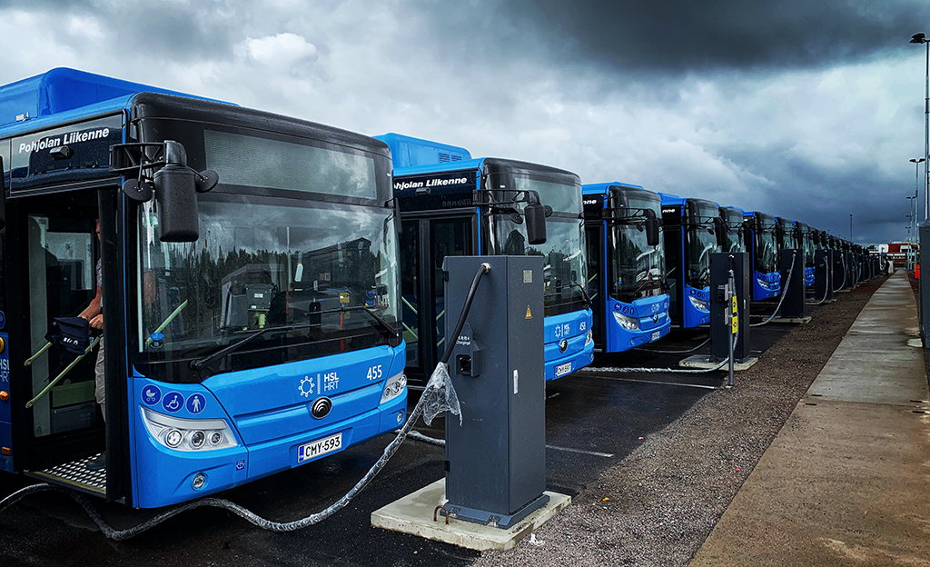 Näistä syistä sähkö voittaa dieselin – Suomen suurin sähköbussilaivasto aloittaa liikennöinnin