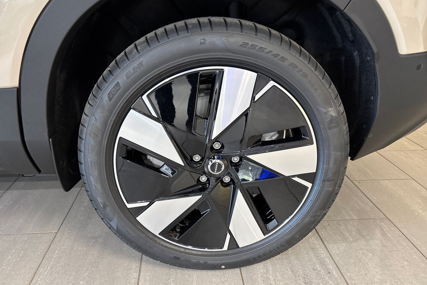 heti ajoon Volvo EX40