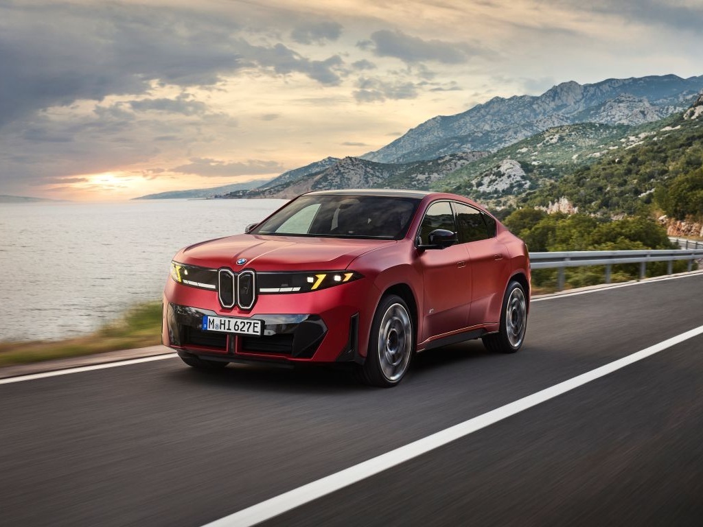uusi BMW iX4