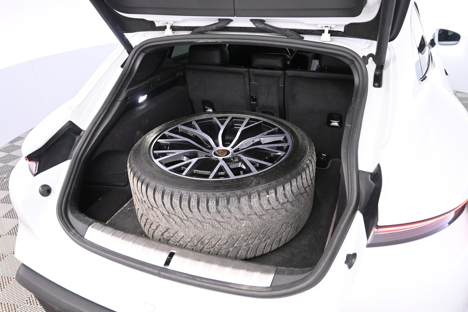 Porsche Taycan vaihtoauto