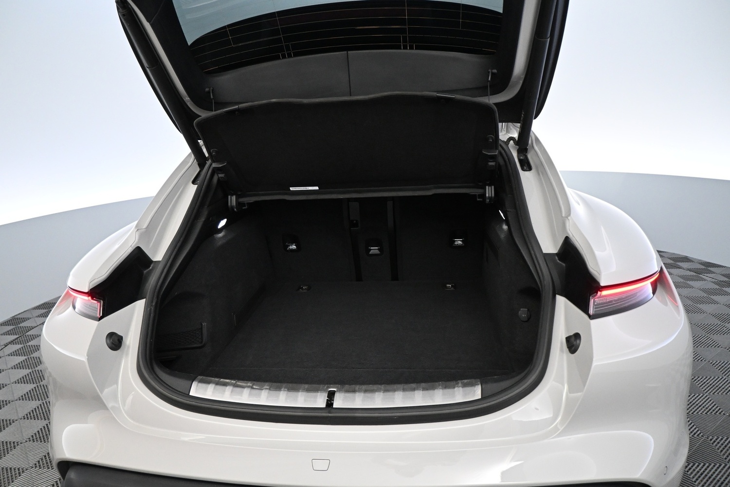 Porsche Taycan vaihtoauto