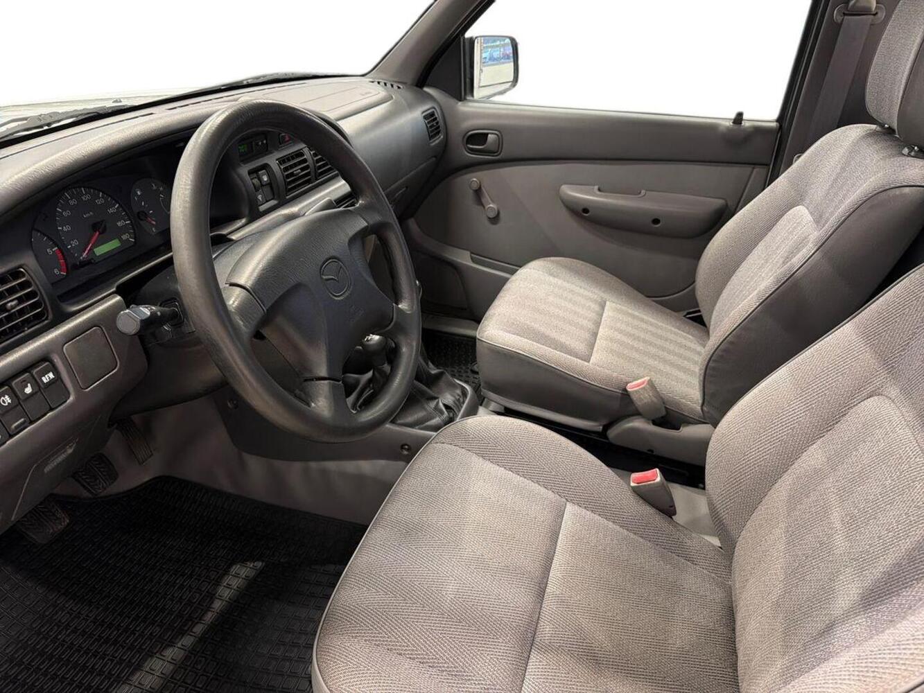 Mazda B2500 vaihtoauto