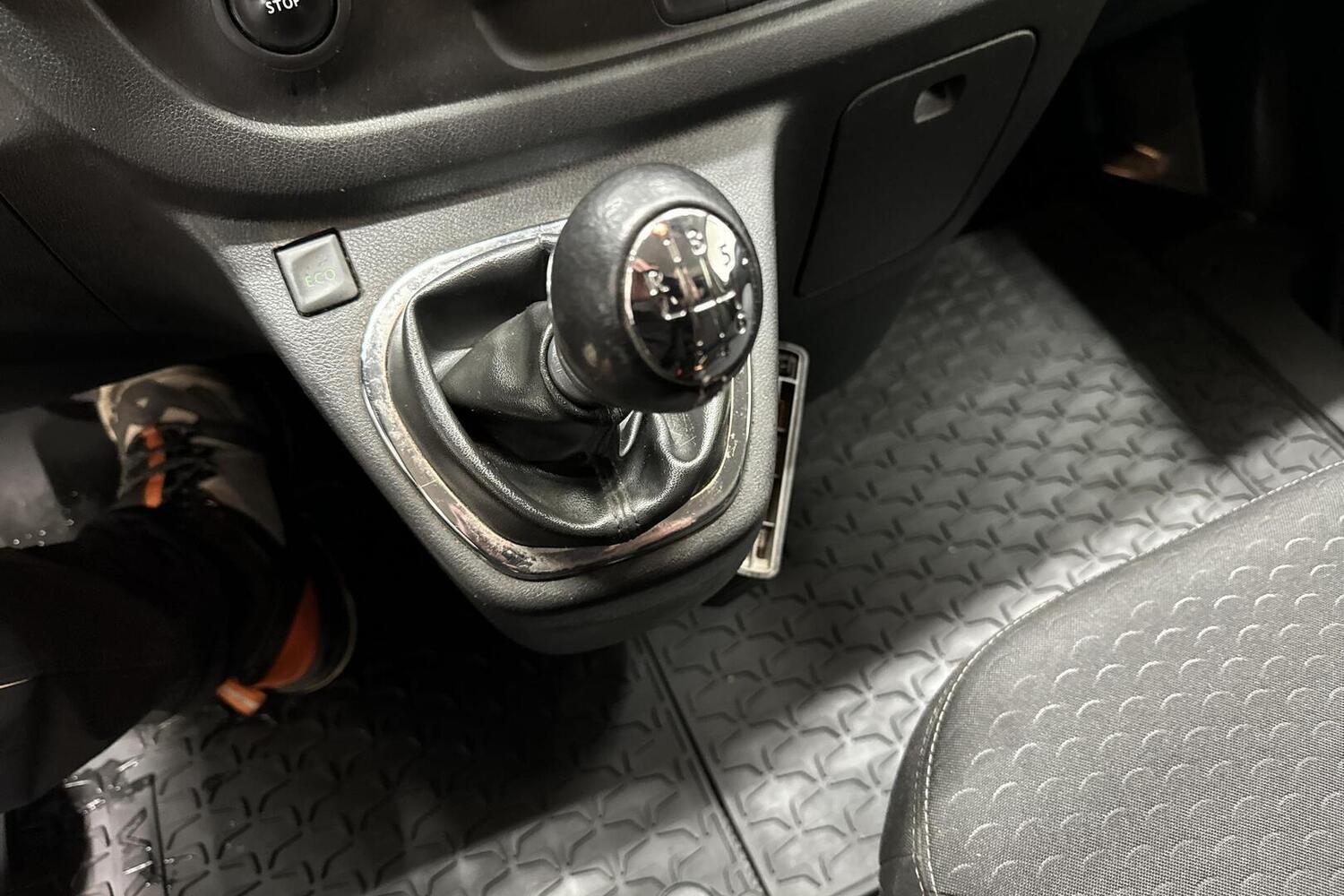 Opel Vivaro vaihtoauto