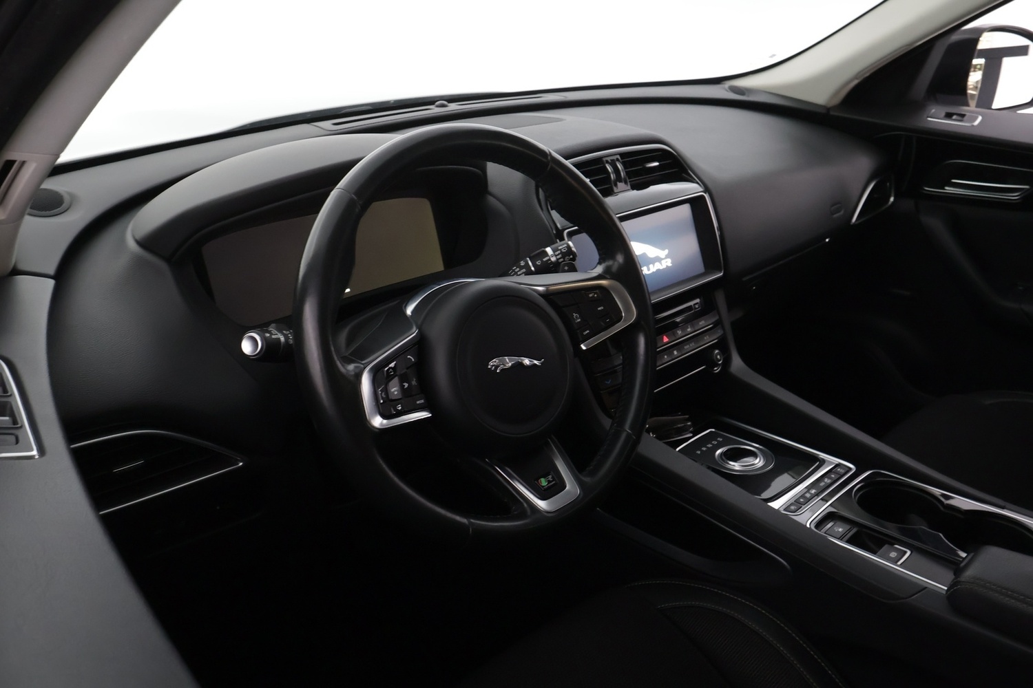 Jaguar F-PACE vaihtoauto