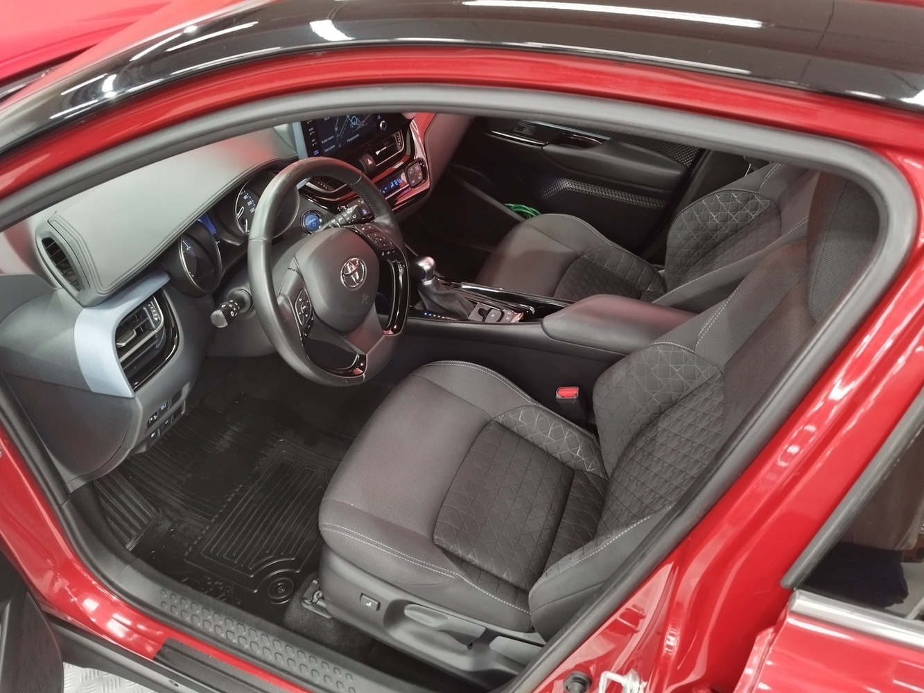 Toyota C-HR vaihtoauto