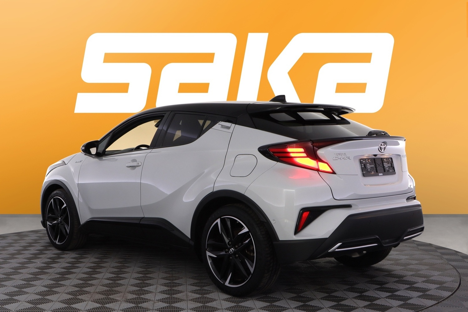 Toyota C-HR vaihtoauto