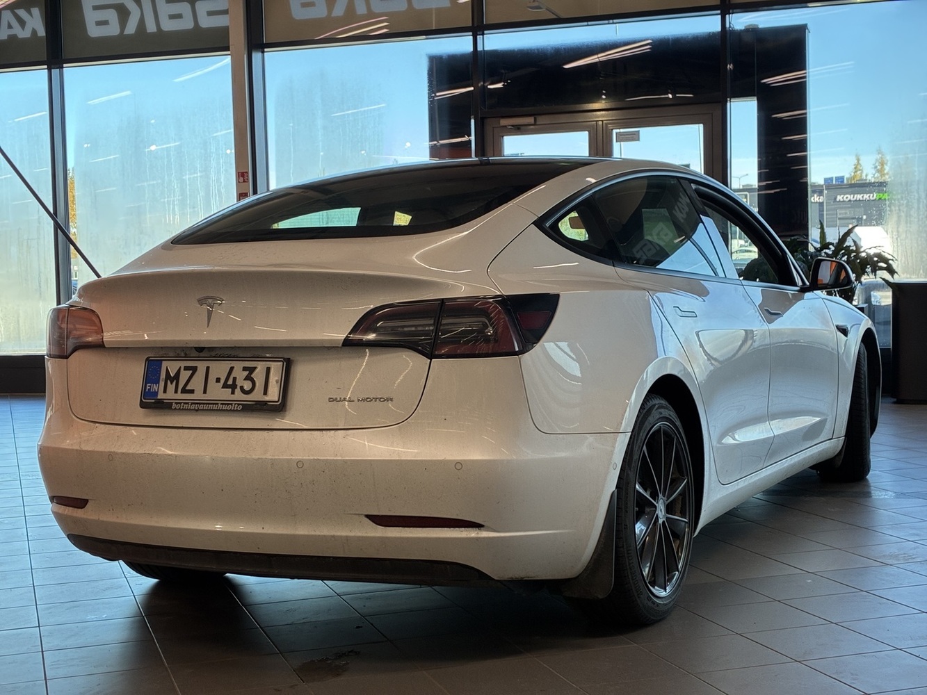 Tesla Model 3 vaihtoauto