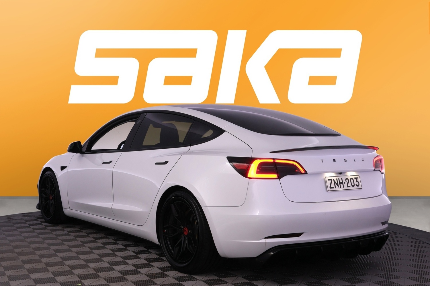 Tesla Model 3 vaihtoauto