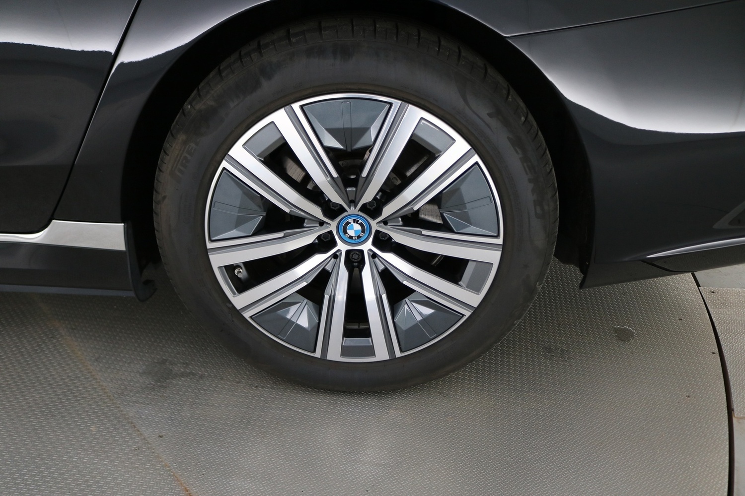 BMW i7 vaihtoauto