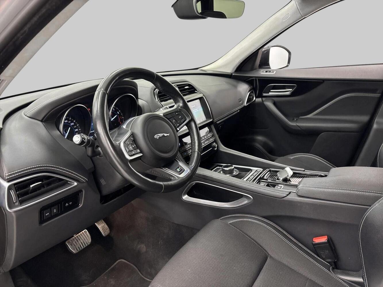 Jaguar F-PACE vaihtoauto