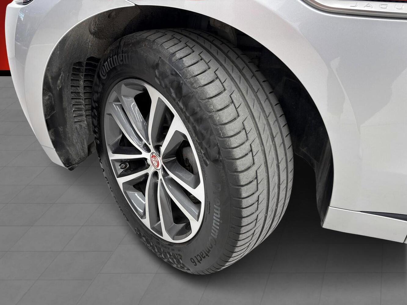 Jaguar F-PACE vaihtoauto